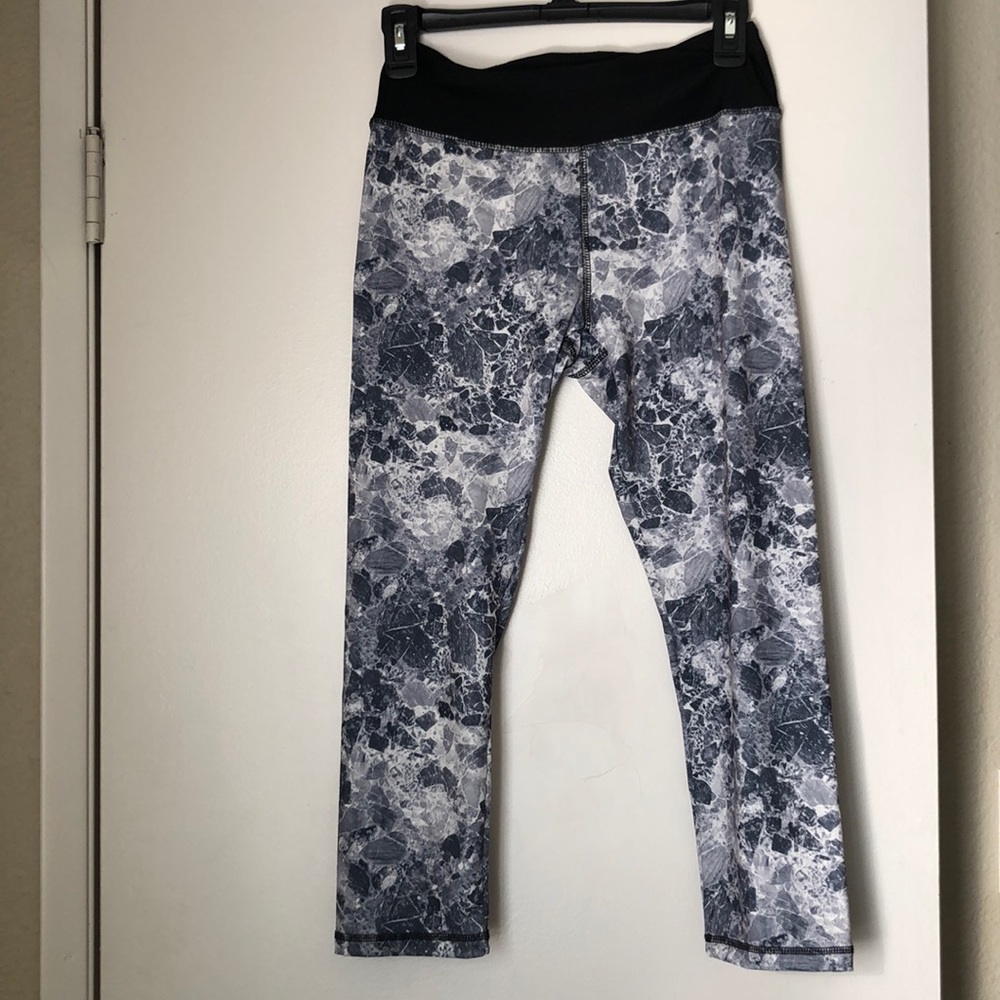 NYL Like New! Grey/Black rock pattern leggings.